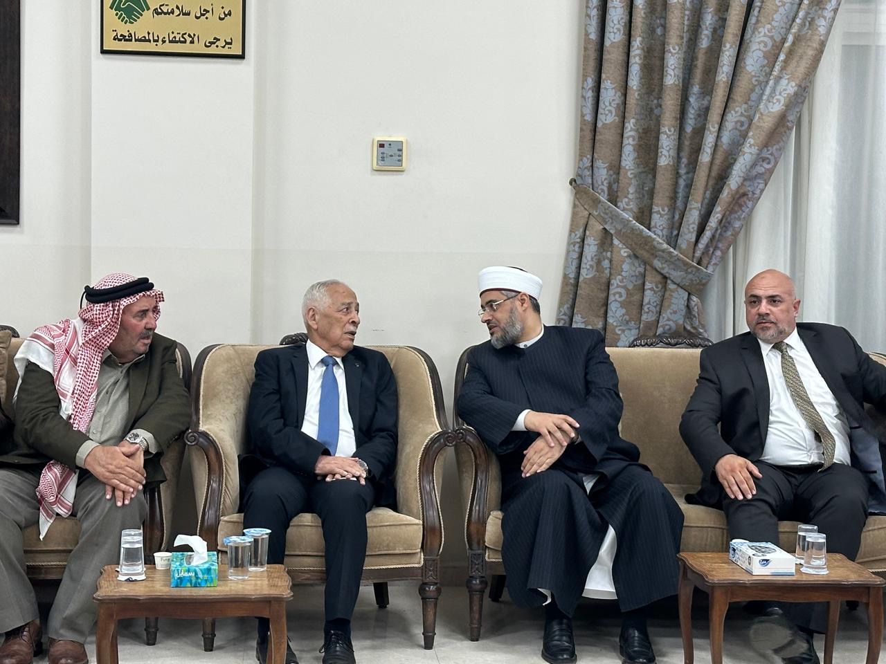 صورة حول : مندوبا عن الملك وولي العهد. العيسوي يعزي عشيرة أبو سليم مندوبا عن الملك وولي العهد. العيسوي يعزي عشيرة أبو سليم