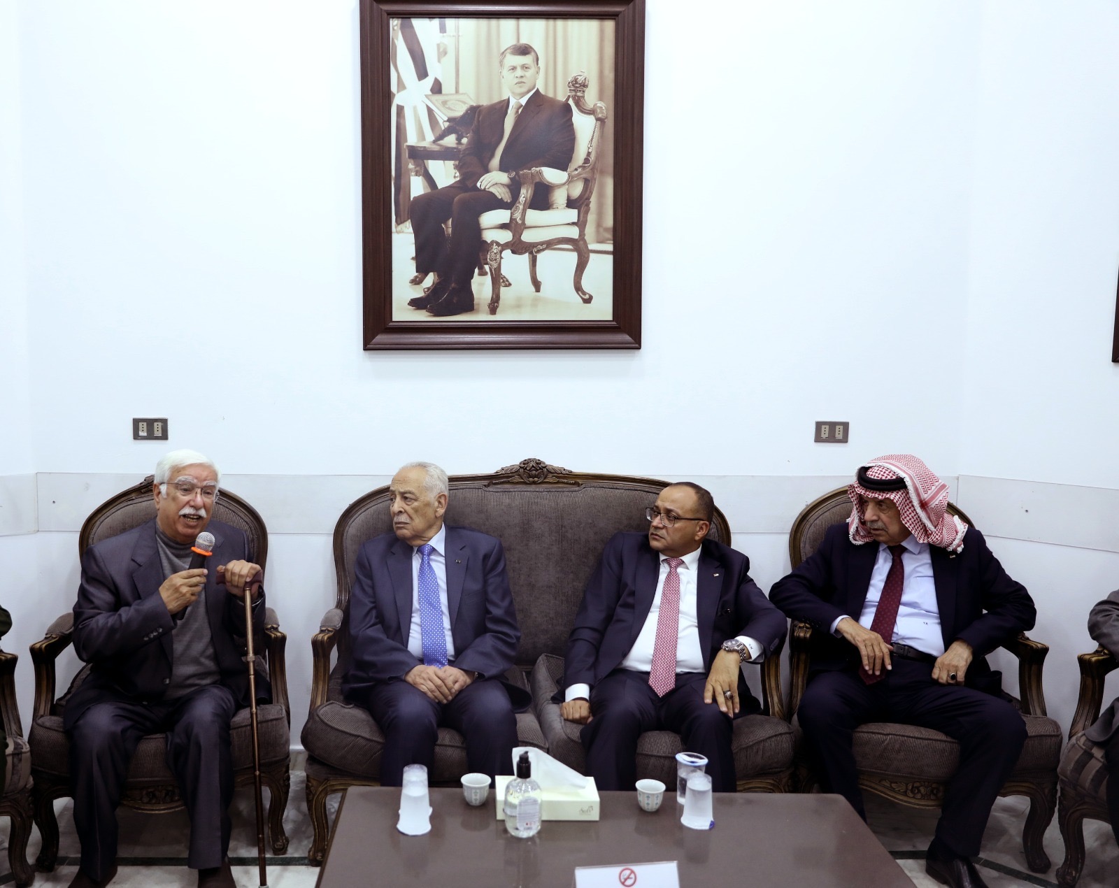 *مندوبا عن الملك وولي العهد. العيسوي يقدم واجب العزاء لــ(6) عشائر أردنية*