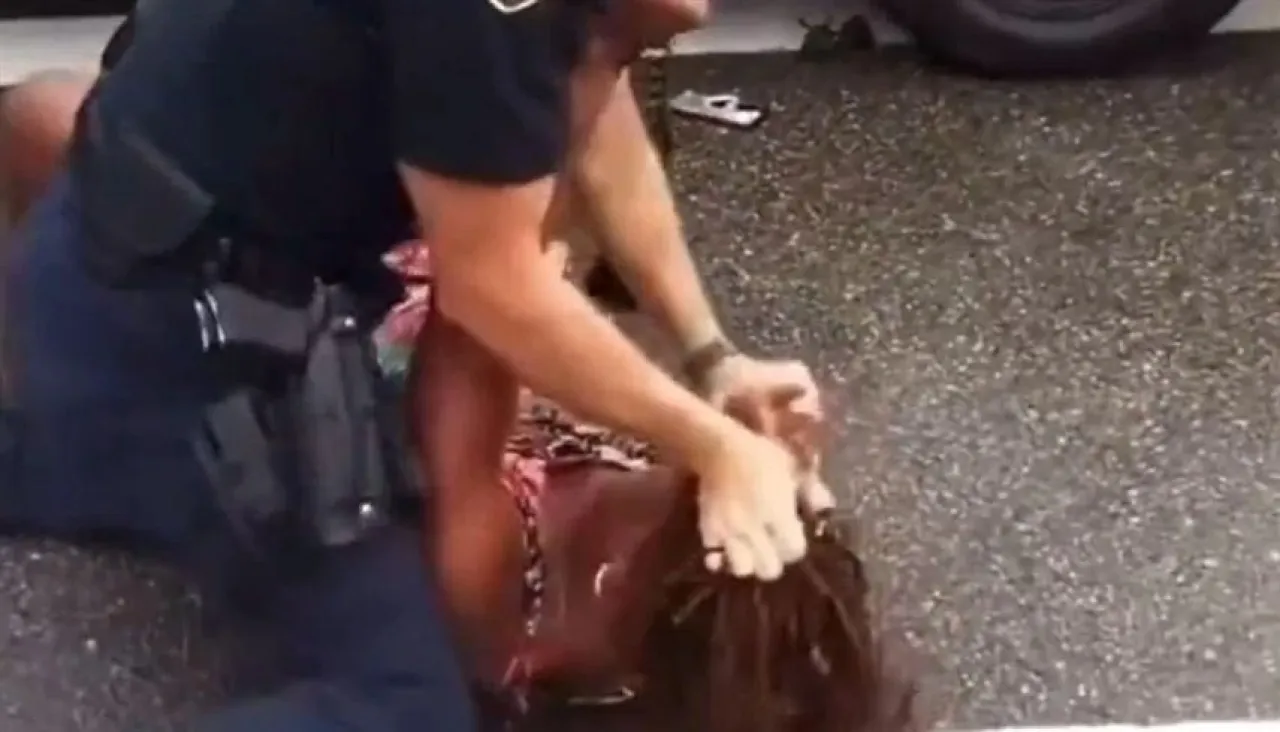 صورة حول : عاجل | ضابط يتهجم بعنف على امرأة أمام مدرسة في أمريكا عاجل | ضابط يتهجم بعنف على امرأة أمام مدرسة في أمريكا