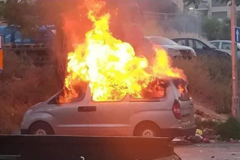 مستوطنون يُحرقون مركبات لفلسطينيين في بيت لحم