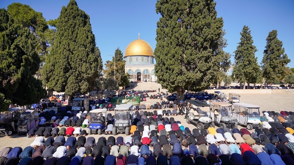 عشرات الآلاف يؤدون صلاة الجمعة في الأقصى وسط إجراءات المشددة