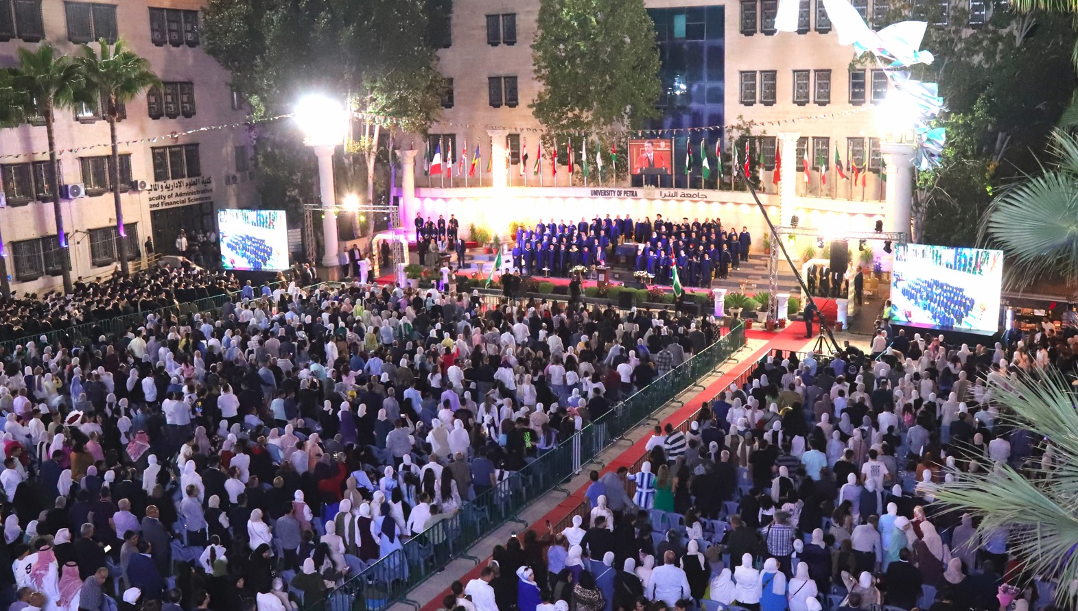 صورة حول : جامعة البترا تحتفل بتخريج الفوج الحادي والثلاثين للفصل الصيفي2024/2025 جامعة البترا تحتفل بتخريج الفوج الحادي والثلاثين للفصل الصيفي2024/2025