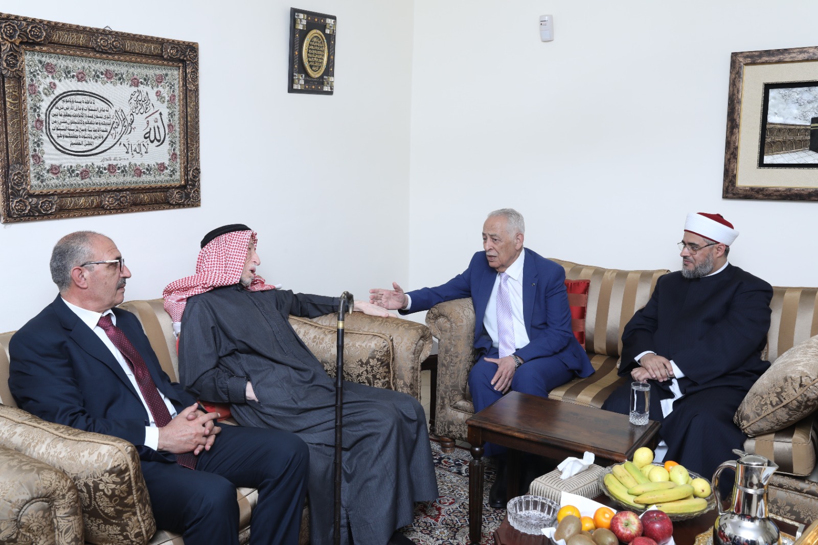 العيسوي ينقل تمنيات الملك وولي العهد للوزيرين العكور وأبو عين بتمام الصحة