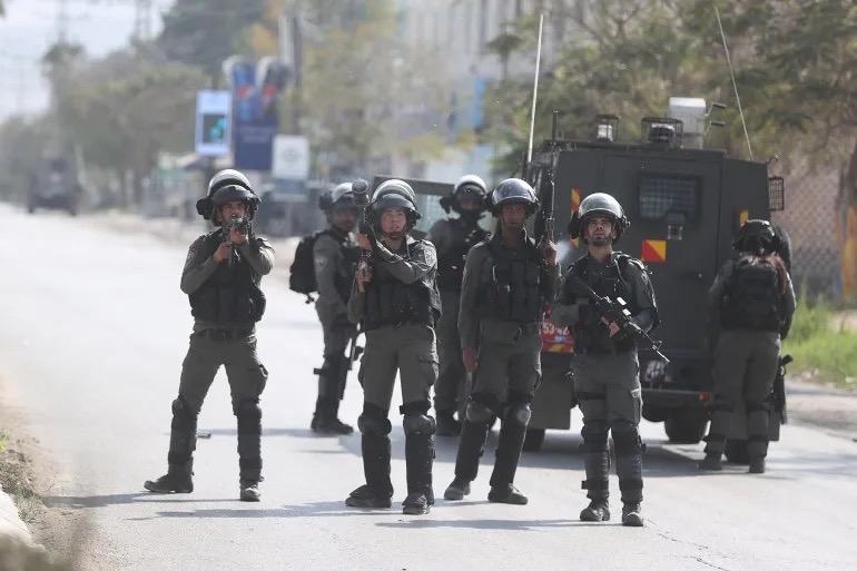 صورة حول : الاحتلال يشن اقتحامات ويفرض اعتقالات ويقيد الحركة في نابلس والقدس الاحتلال يشن اقتحامات ويفرض اعتقالات ويقيد الحركة في نابلس والقدس