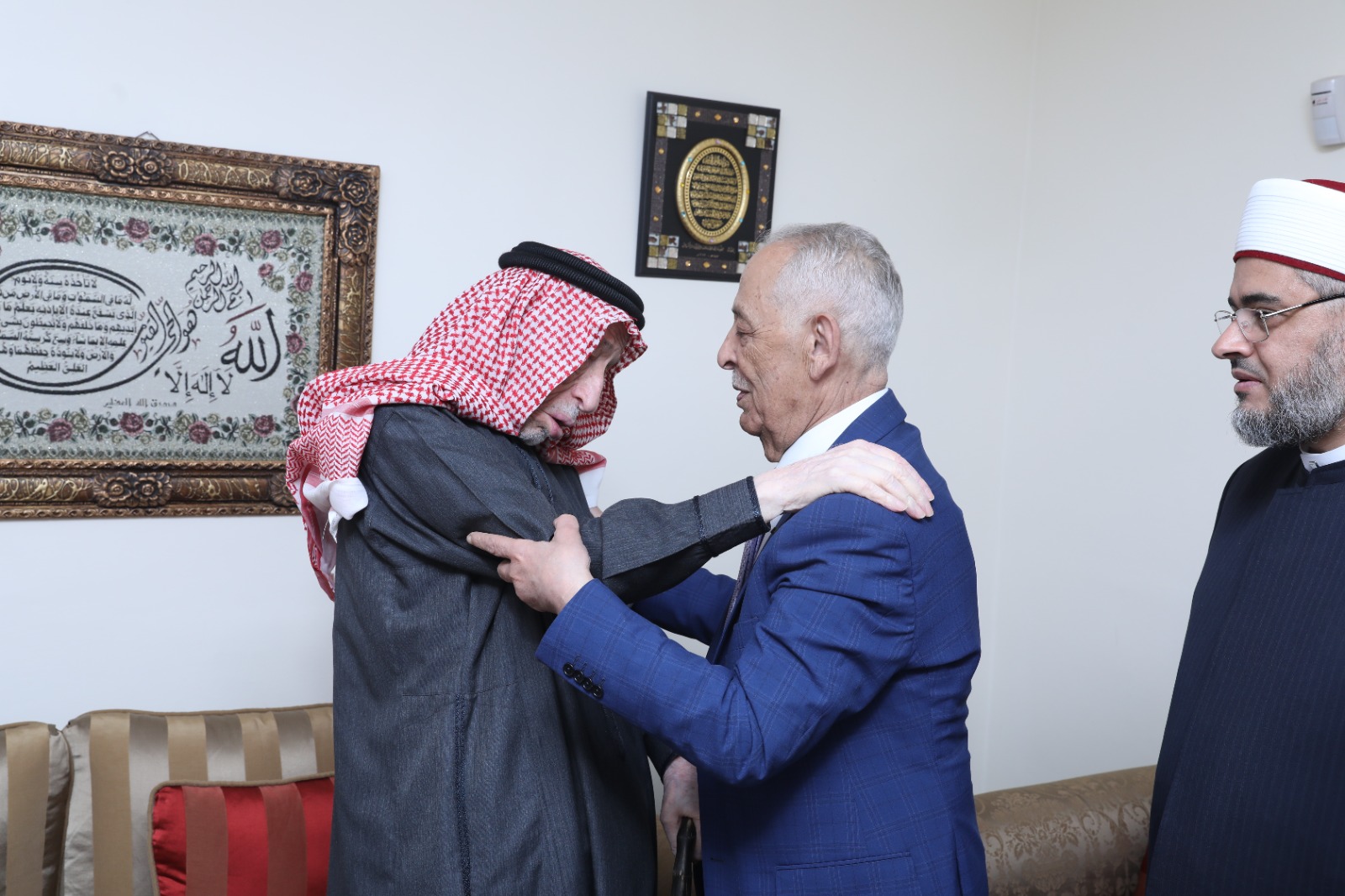 صورة حول : العيسوي ينقل تمنيات الملك وولي العهد للوزيرين العكور وأبو عين بتمام الصحة العيسوي ينقل تمنيات الملك وولي العهد للوزيرين العكور وأبو عين بتمام الصحة