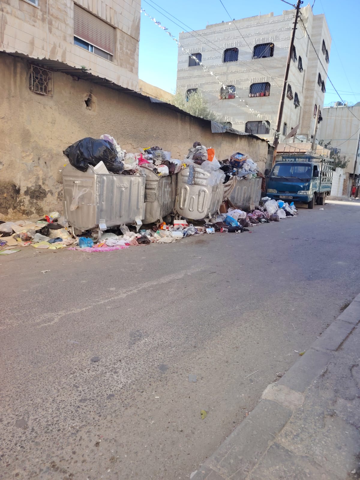 صورة حول : تراكم النفايات وانتشار الحشرات والروائح الكريهة يثير غضب سكان جبل الحسين. إلى متى؟ تراكم النفايات وانتشار الحشرات والروائح الكريهة يثير غضب سكان جبل الحسين. إلى متى؟