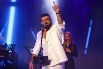 سيف نبيل ينجو بأعجوبة بعد اشتعال النيران على المسرح