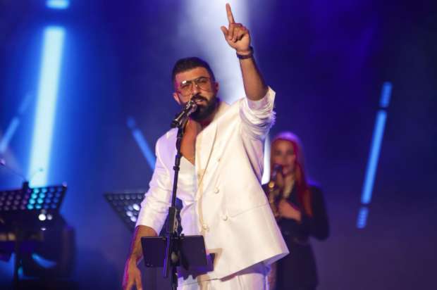 صورة حول : سيف نبيل ينجو بأعجوبة بعد اشتعال النيران على المسرح سيف نبيل ينجو بأعجوبة بعد اشتعال النيران على المسرح