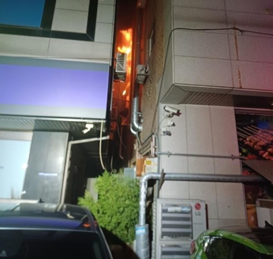 محاولة قتل صرصور تتحول إلى كارثة… مقتل جارة واصابة اخرين