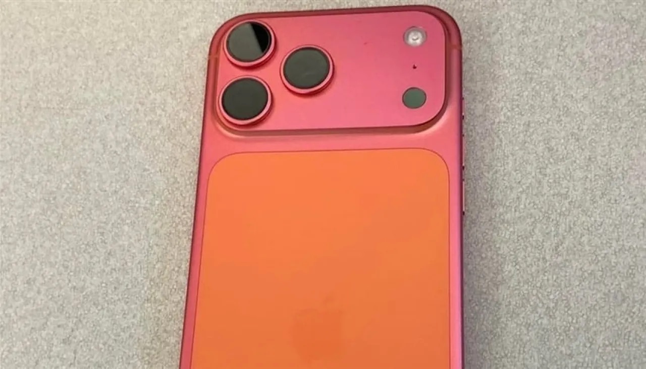 مستخدمو "آيفون 17 برو" يشتكون تحول اللون البرتقالي إلى وردي