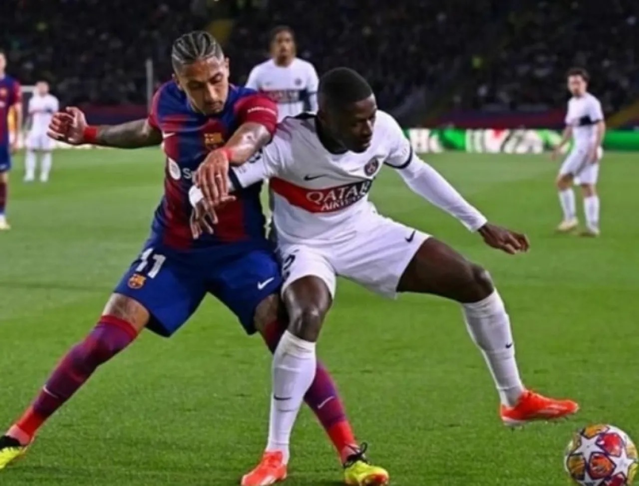 سان جيرمان يواجه برشلونة في قمة نارية