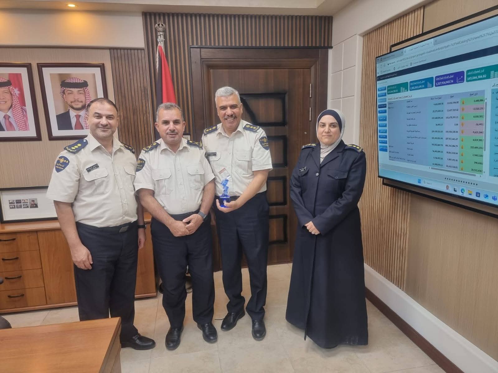 صورة حول : فريق الثقافة الجمركية يقدّم مجسم القيم المؤسسية للمدير العام فريق الثقافة الجمركية يقدّم مجسم القيم المؤسسية للمدير العام