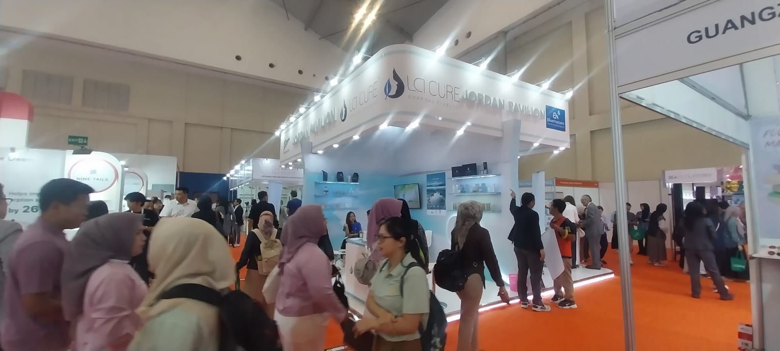 الأردن يحصل على جائزة افضل جناح في معرض لمستحضرات التجميل في أندونيسيا