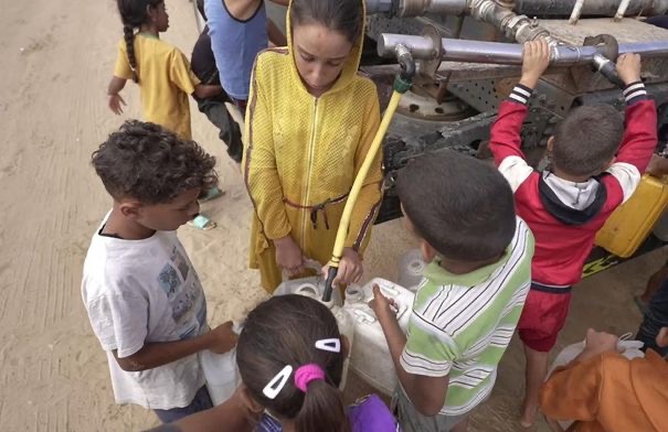 الإمارات تسلم 21 صهريج مياه لدعم قطاع غزة