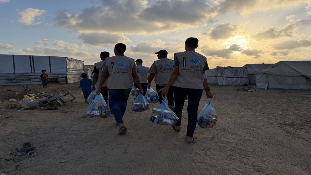 صورة حول : الحملة الأردنية توزع 850 طردًا غذائيًا على نازحي غزة الحملة الأردنية توزع 850 طردًا غذائيًا على نازحي غزة