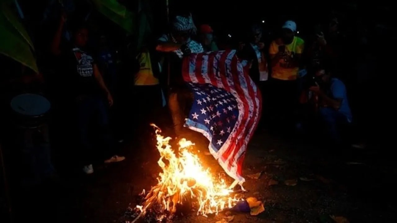 صورة حول : ترمب يأمر بسجن كل من يفكر بحرق العلم الأميركي ترمب يأمر بسجن كل من يفكر بحرق العلم الأميركي