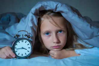 كيف تهدد اضطرابات النوم عند الأطفال صحتهم الجسدية والعقلية