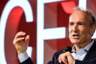 اعتراف صادم: مخترع الإنترنت يعترف بندمه!