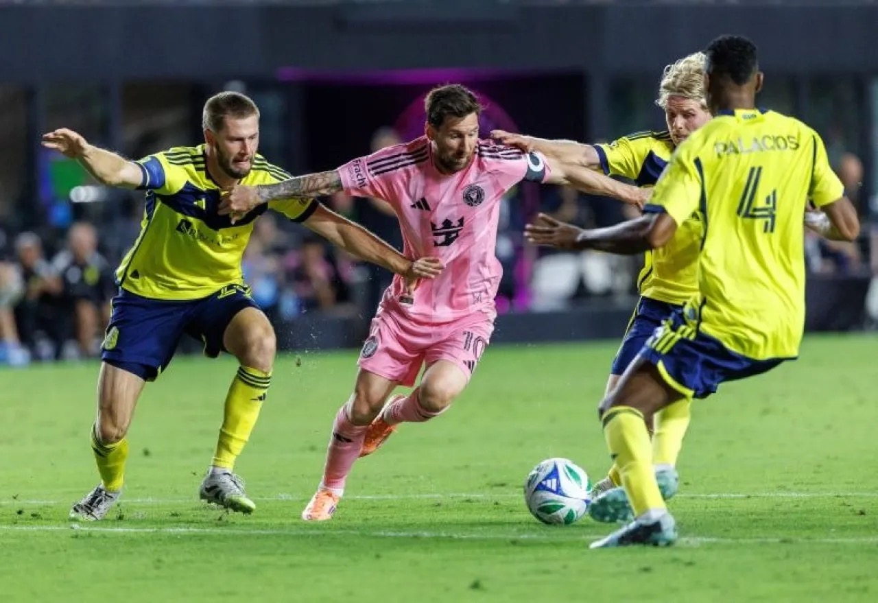 ماسكيرانو يؤكد :ميسي جدد عقده ويقود إنتر ميامي لفوز مثير