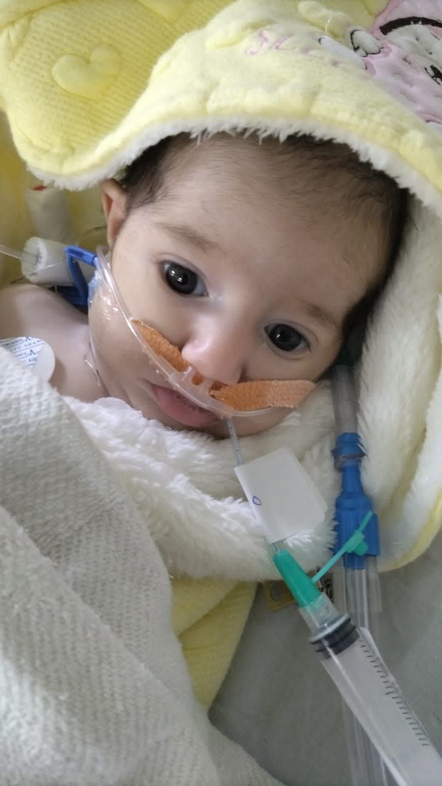 أنقذوا طفلتي.. أب يناشد العالم لإنقاذ طفلته