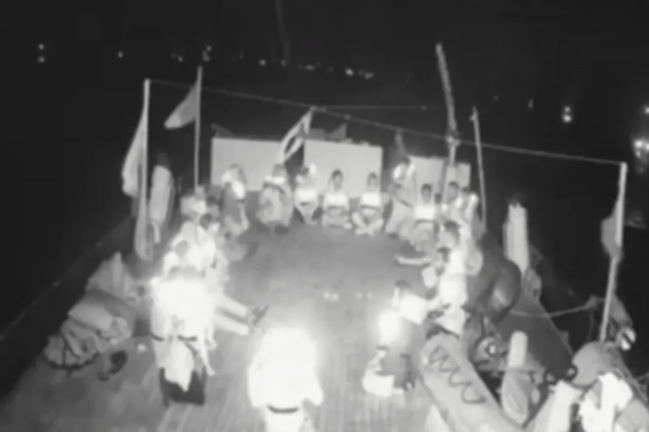 صورة حول : القوات الإسرائيلية تسيطر على أسطول الصمود القوات الإسرائيلية تسيطر على أسطول الصمود