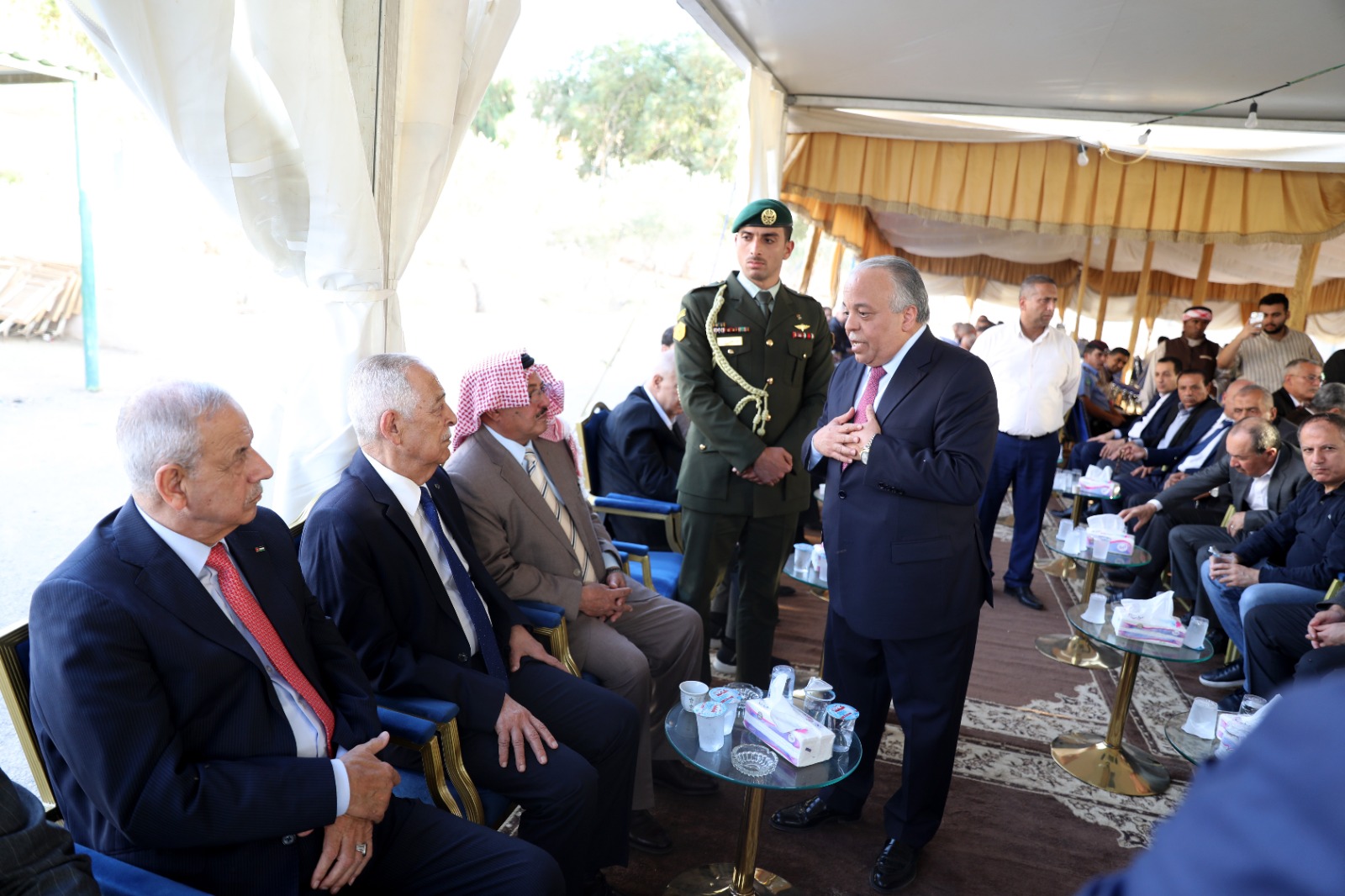 *مندوبا عن الملك وولي العهد. العيسوي يعزي عشيرتي الزعبي والحوارات*