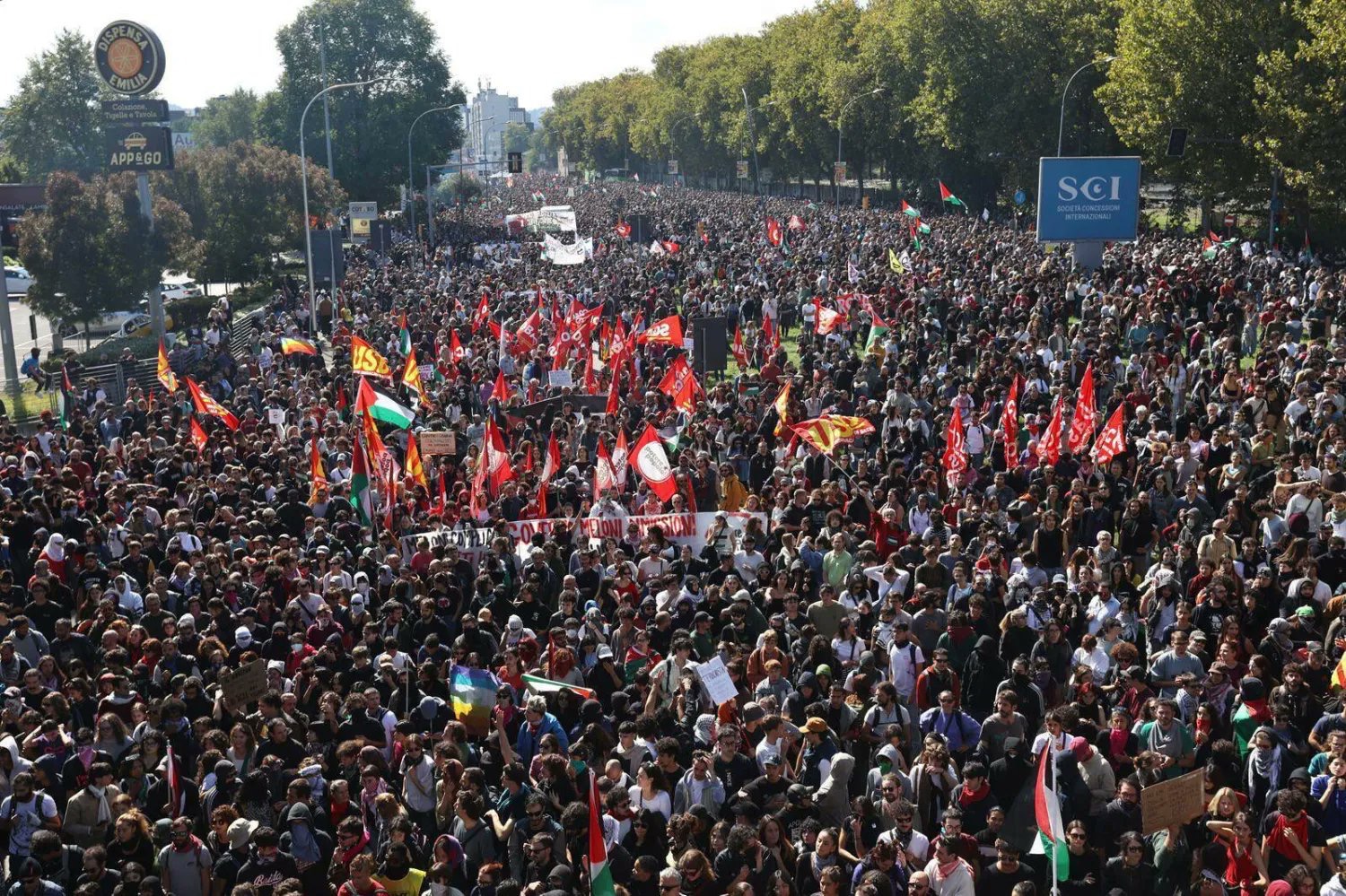 صورة حول : مئات الآلاف يتظاهرون في إيطاليا مئات الآلاف يتظاهرون في إيطاليا