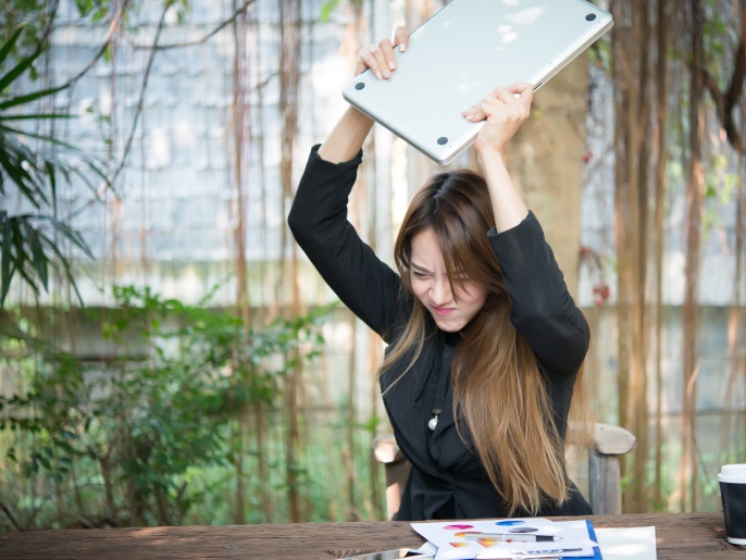 صورة حول : بنك أردني يفتح باب ‘الغضب الآمن’: موظفون يحطمون سيارات وجدران لتفريغ الضغوط بنك أردني يفتح باب ‘الغضب الآمن’: موظفون يحطمون سيارات وجدران لتفريغ الضغوط