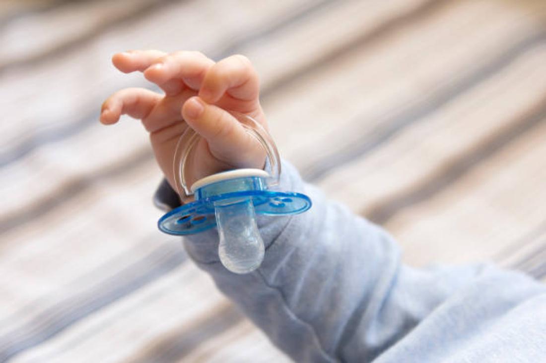 هل يبتلع رضّعنا السمّ مع اللهاية؟ اكتشاف مادة خطيرة في منتجات شهيرة للأطفال