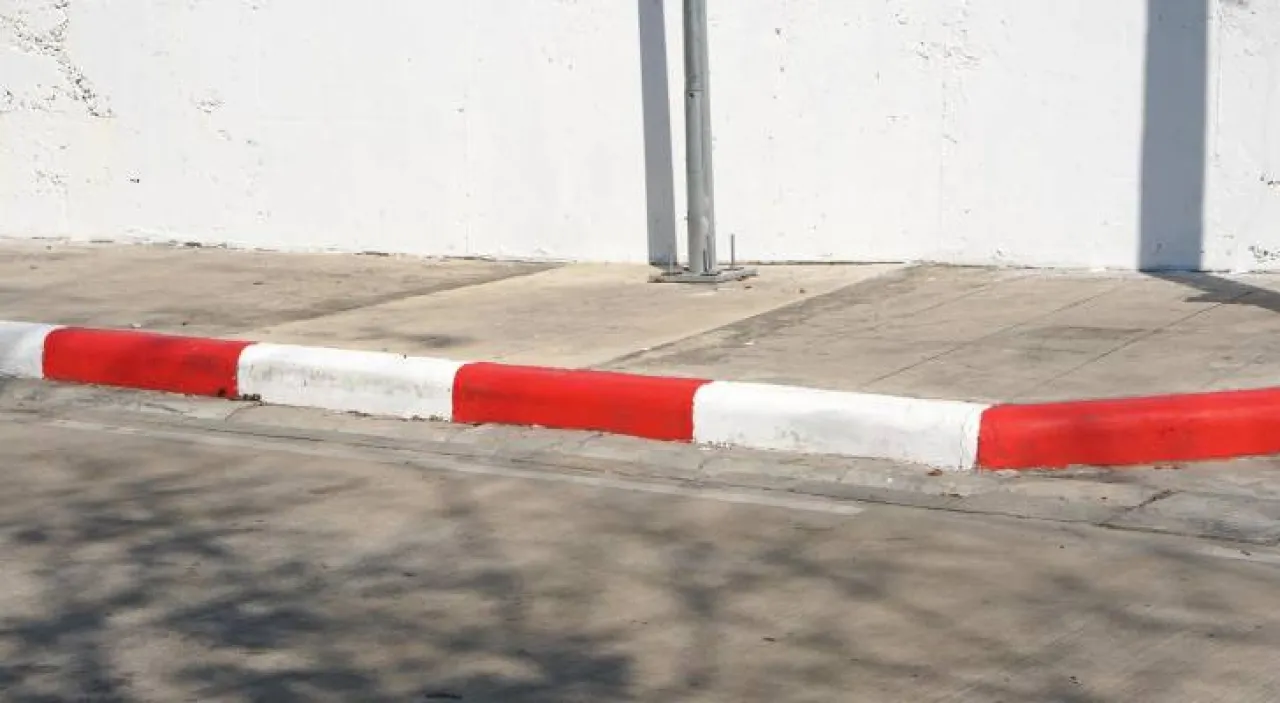 الأرصفة تتحدث بالألوان في عمّان: الأبيض والأحمر يعني “ممنوع التوقف”