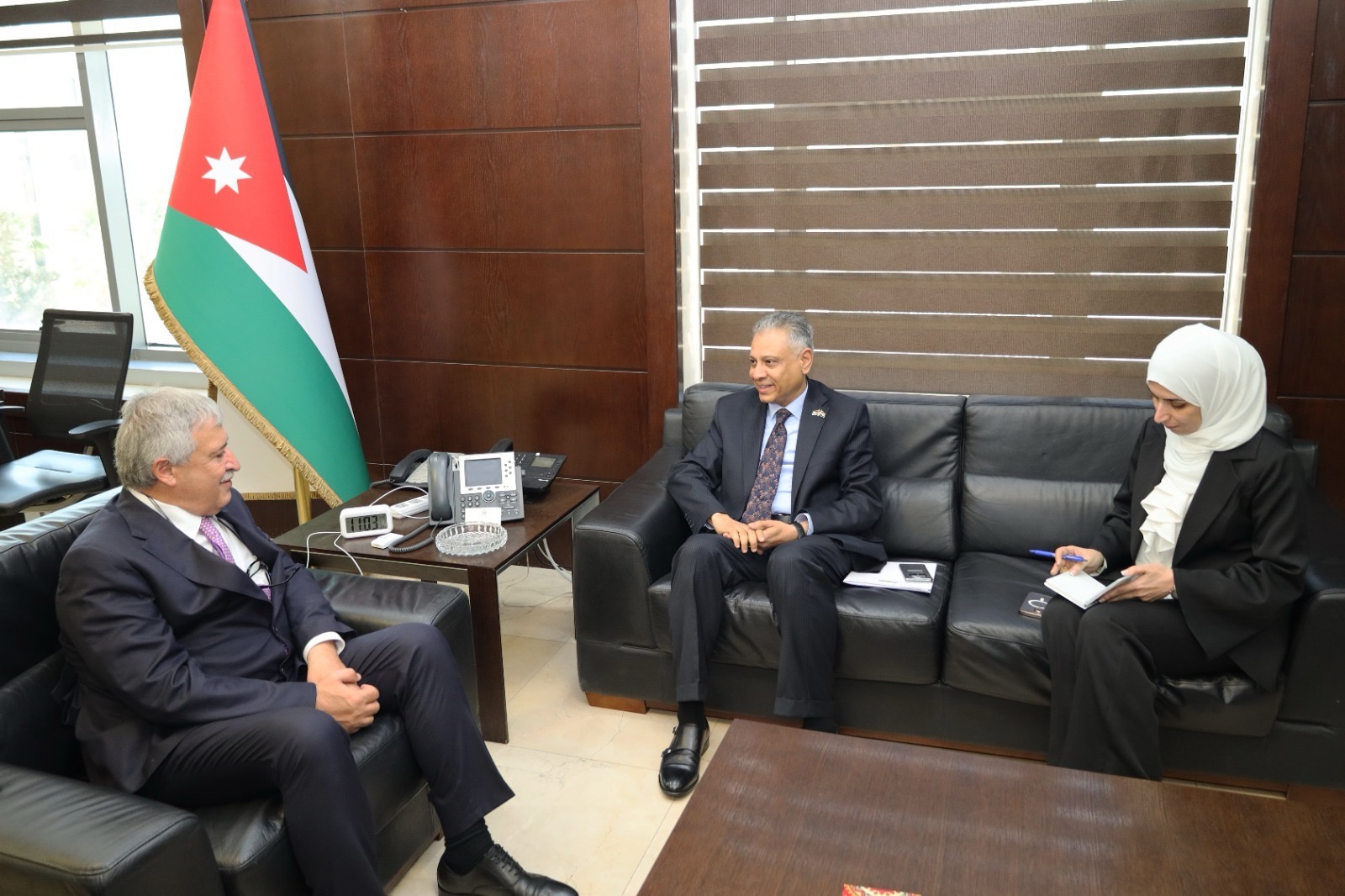 وزير النقل يبحث مع السفير اليمني تعزيز التعاون في مجالات النقل