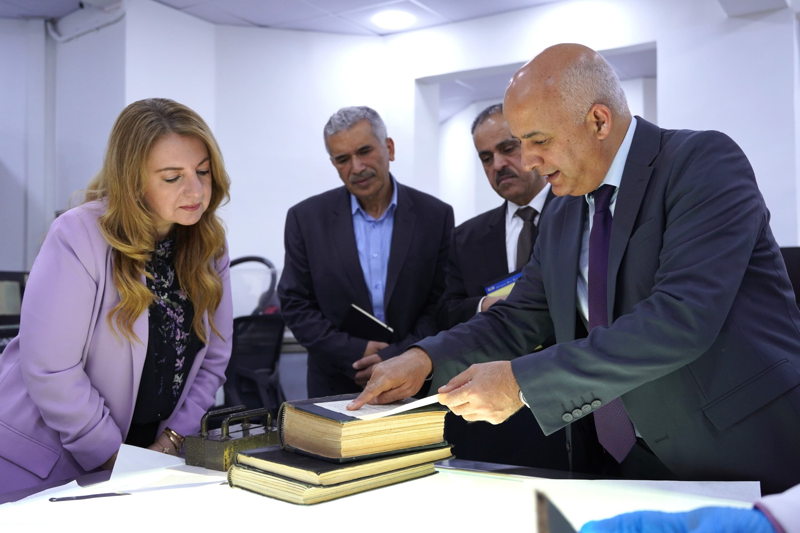 صورة حول : وزيرة الدولة للشؤون الخارجية تبحث ومدير مركز التوثيق الملكي تعزيز التعاون وزيرة الدولة للشؤون الخارجية تبحث ومدير مركز التوثيق الملكي تعزيز التعاون