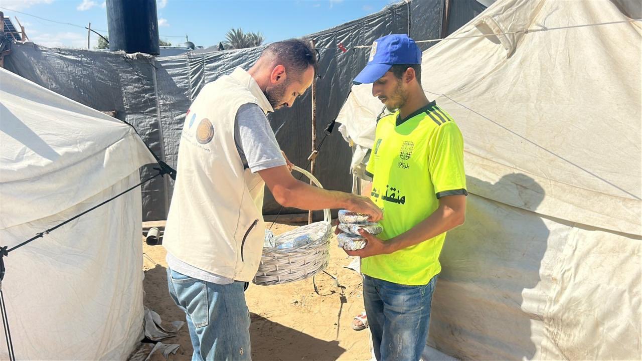 صورة حول : الهيئة الأردنية الهاشمية توزع وجبات ساخنة على الأسر المتضررة في شمال غزة"صور" الهيئة الأردنية الهاشمية توزع وجبات ساخنة على الأسر المتضررة في شمال غزة"صور"