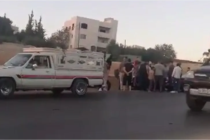 صورة حول : 3 إصابات بحادثي تصادم متزامنين على الطريق الشرقي في مادبا 3 إصابات بحادثي تصادم متزامنين على الطريق الشرقي في مادبا