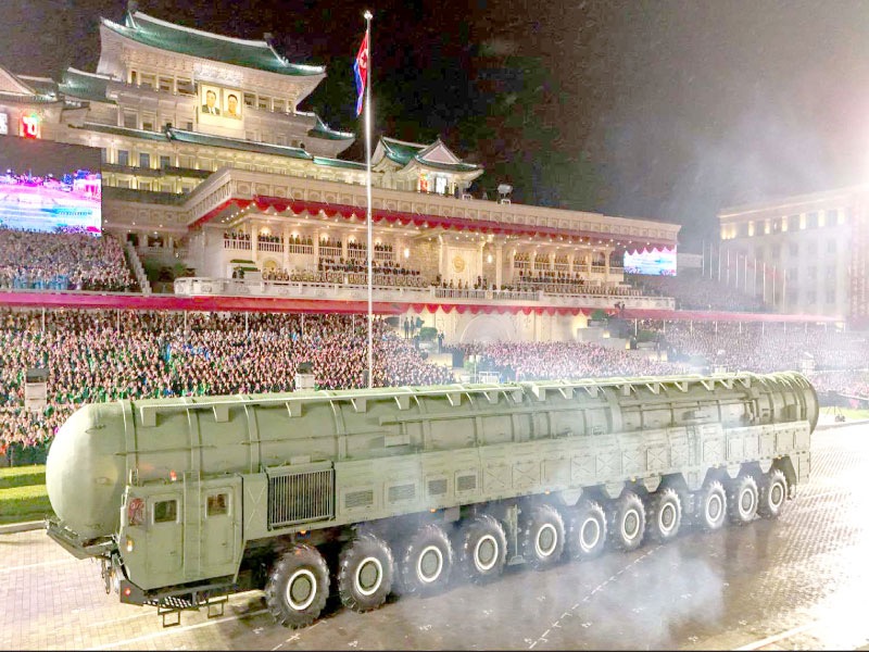 كيم جونج أون يشرف على عرض عسكري