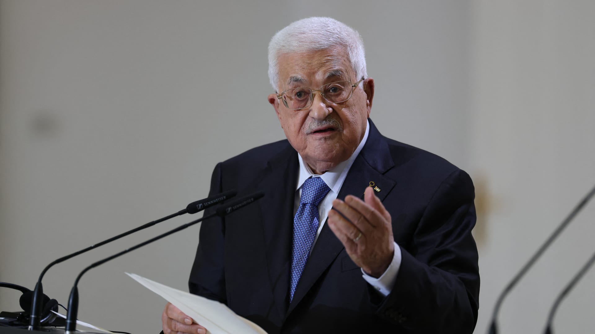 عباس يشارك في قمة شرم الشيخ للسلام