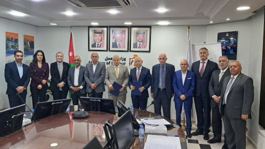 العمل والنقابة اللوجستية توقعان اتفاقية لتمويل برنامج دبلوم "الفياتا" المهني