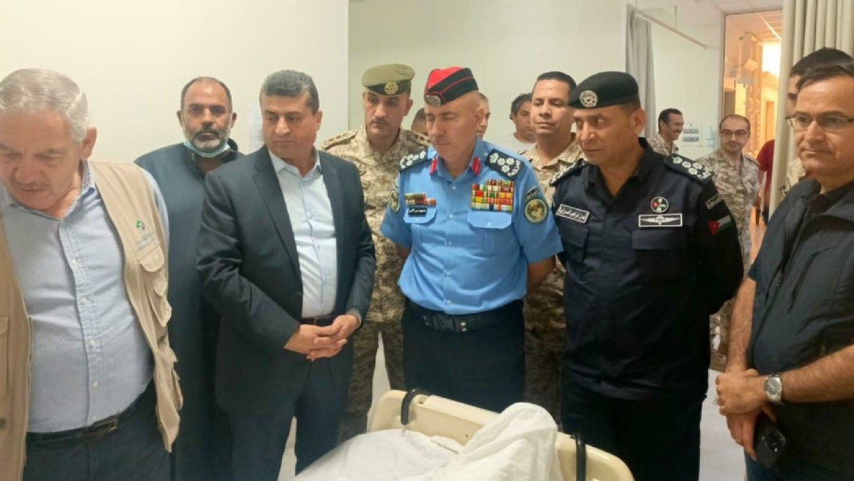 رئيس مجلس المفوضين ومحافظ العقبة يتفقدان مصابي حادث تسرب الغاز