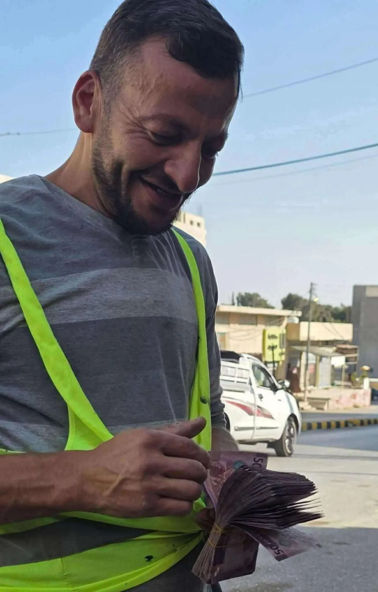 صورة حول : عامل وطن يعيد 6 آلاف دينار… فما القصة؟ عامل وطن يعيد 6 آلاف دينار… فما القصة؟