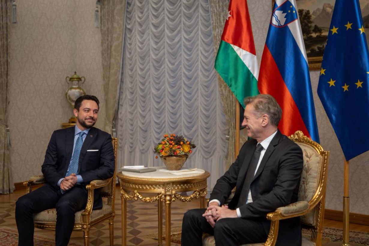 مندوبا عن الملك، ولي العهد يلتقي رئيس وزراء سلوفينيا