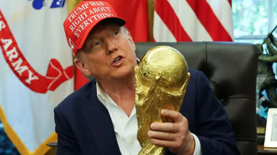 بعد الاحتجاجات… ترامب ينصب نفسه ملكا