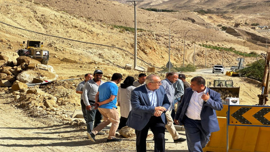 صورة حول : أبو السمن يتفقد مشروع معالجة الانزلاق على طريق الموجب أبو السمن يتفقد مشروع معالجة الانزلاق على طريق الموجب