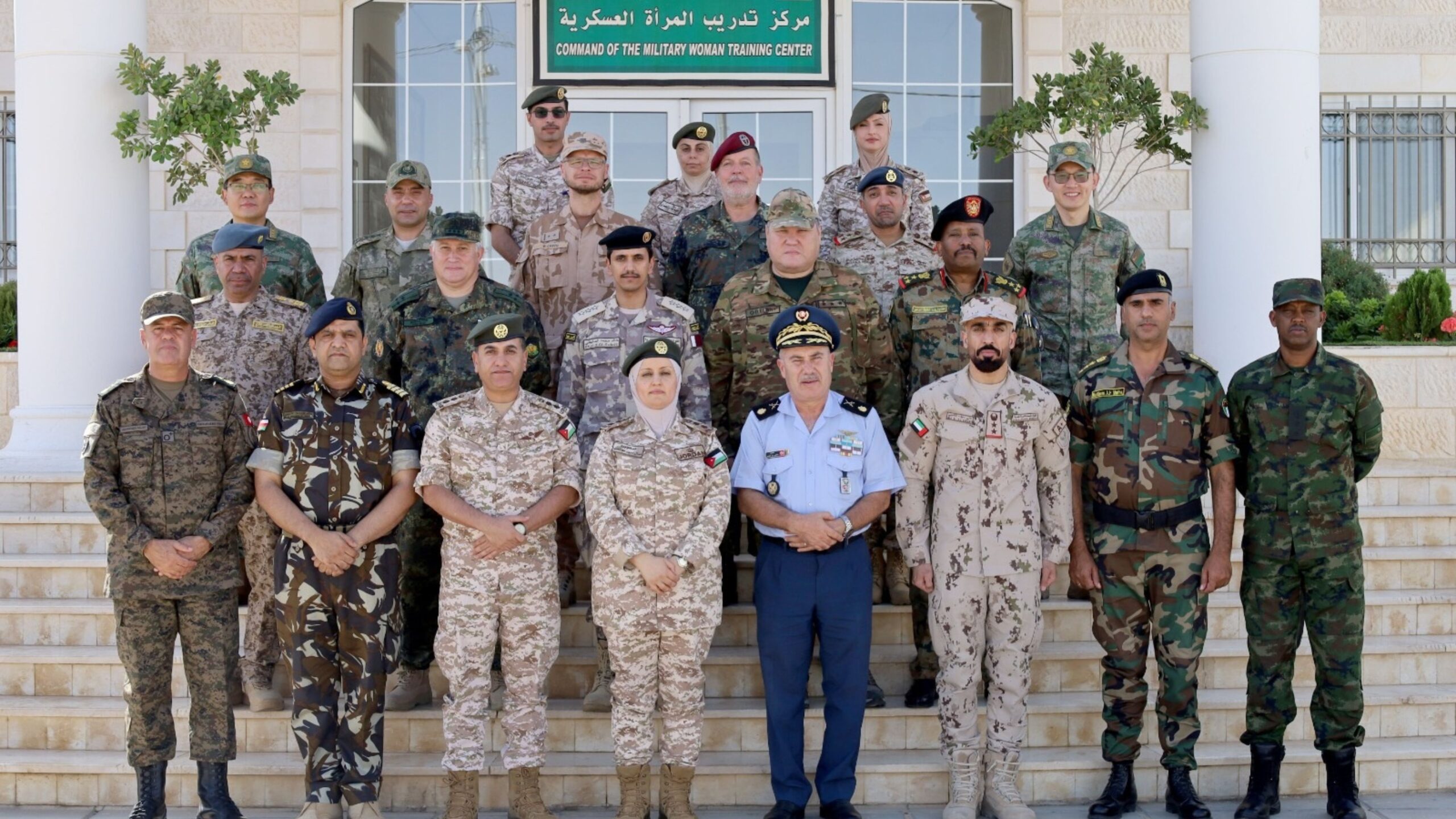 وفد من الملحقين العسكريين يزور مركز التدريب المتميز