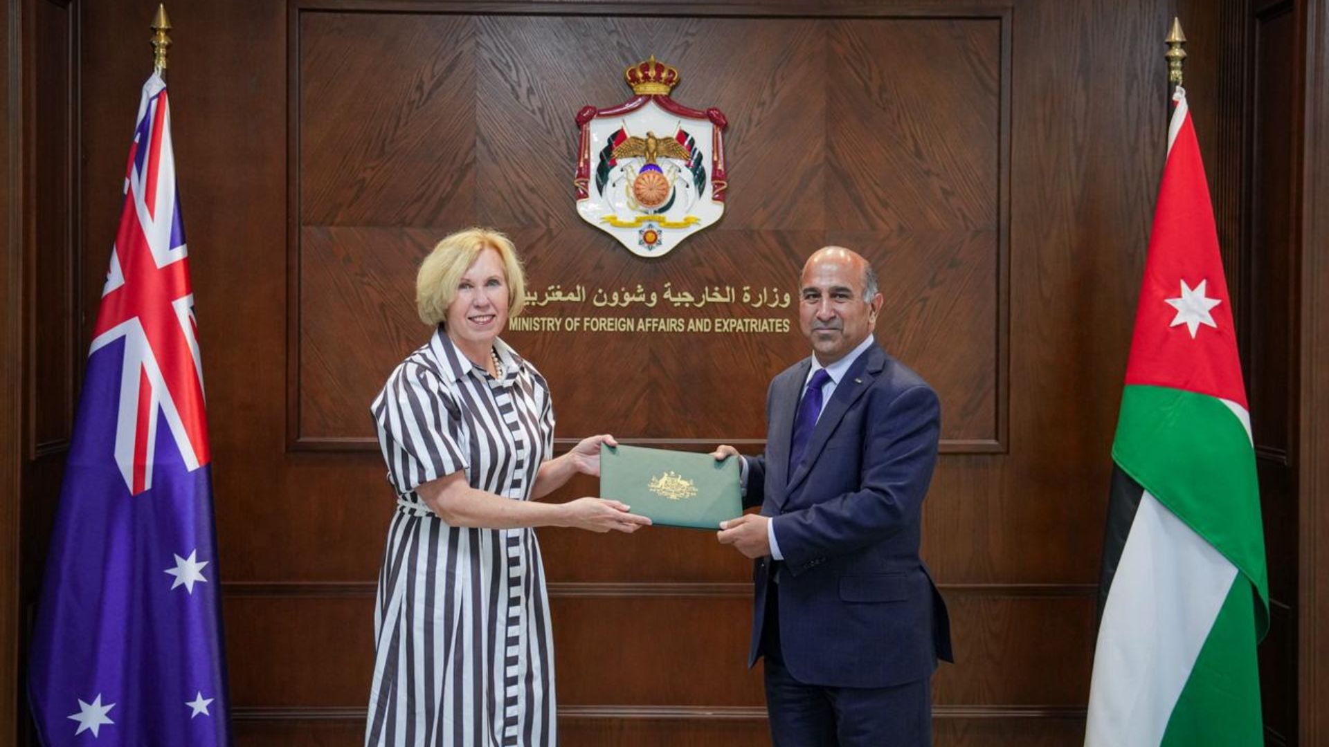 صورة حول : الخارجية تتسلم أوراق اعتماد السفير الأميركي الخارجية تتسلم أوراق اعتماد السفير الأميركي