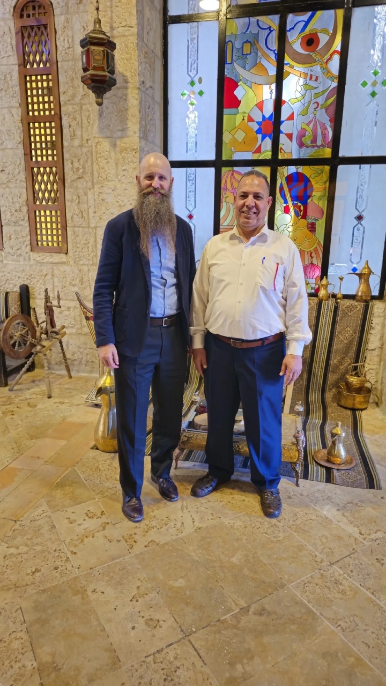 السفير الأمريكي يبدأ رحلته بالأردن بتناول المشاوي