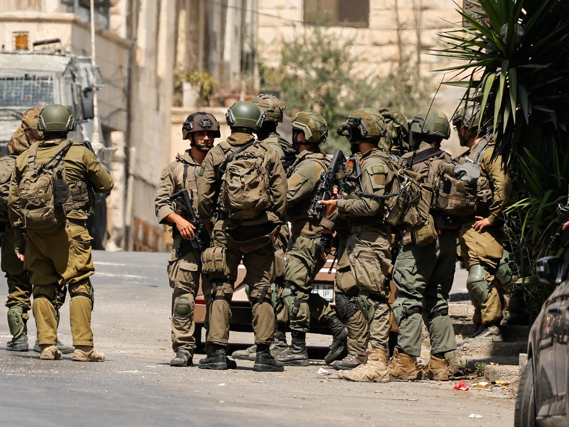 صورة حول : حملة اعتقالات واسعة بالضفة الغربية حملة اعتقالات واسعة بالضفة الغربية