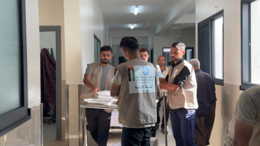 صورة حول : الحملة الأردنية بغزة تواصل توزيع الوجبات الحملة الأردنية بغزة تواصل توزيع الوجبات