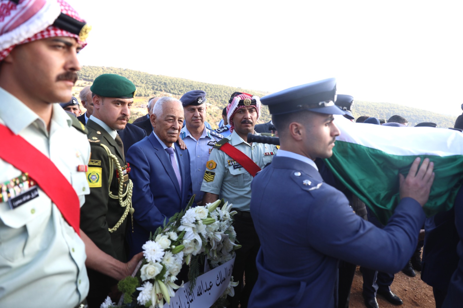 مندوبًا عن الملك وولي العهد… العيسوي يشارك في تشييع جثمان قائد سلاح الجو الأسبق اللواء القضاة