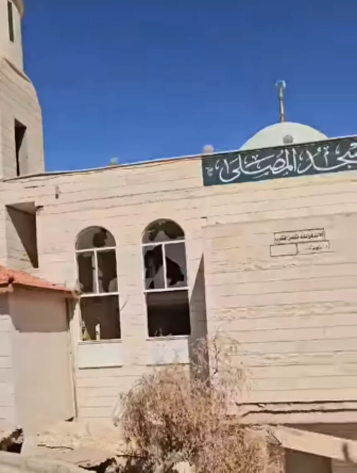 صورة حول : سلطة إقليم البترا تزيل مسجد(المصلى) بعد تضرره إنشائياً جراء انزلاق أرضي سلطة إقليم البترا تزيل مسجد(المصلى) بعد تضرره إنشائياً جراء انزلاق أرضي