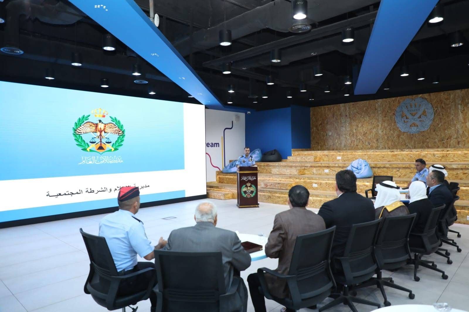 الشرطة المجتمعية تنفذ فعاليات توعوية في مديرية شؤون اللاجئين السوريين.